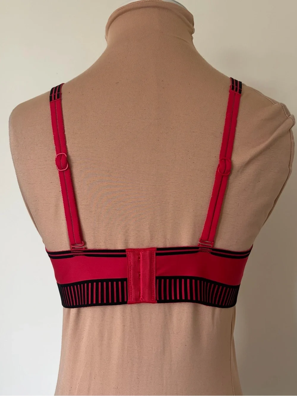ALO YOGA Airlift Line Up Black Velvet Flocking Bold Red Sports Bra EUC Size M